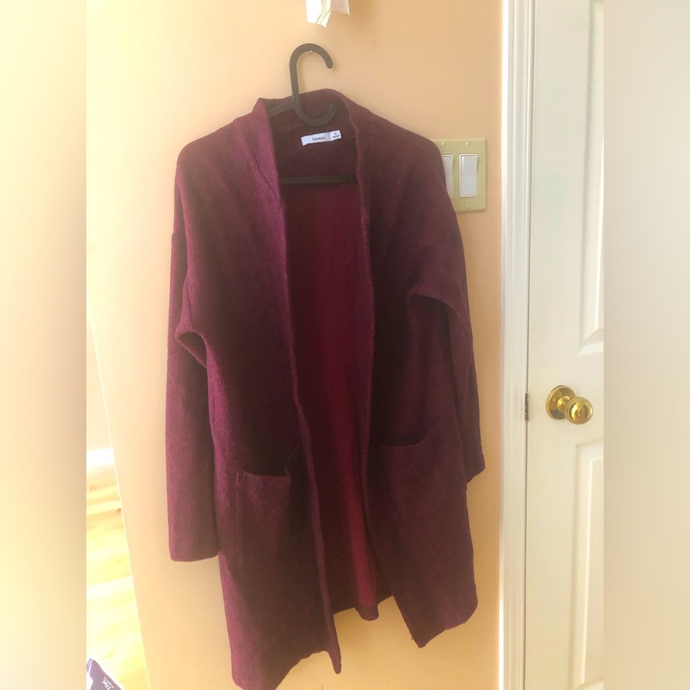 Burgundy thick cardigan with front pockets.